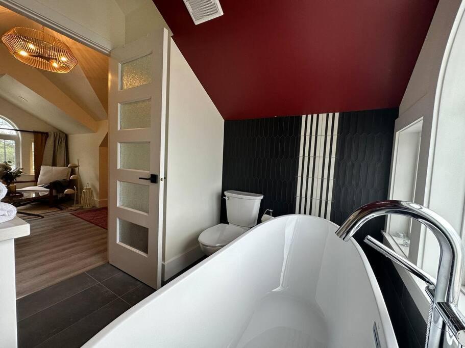 Heritage-Inspired Guesthouse - Luxe Bath & Elegant Ceilings 에드먼턴 외부 사진