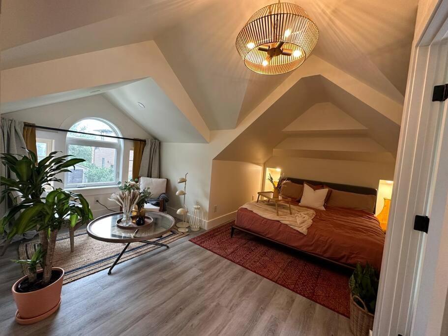 Heritage-Inspired Guesthouse - Luxe Bath & Elegant Ceilings 에드먼턴 외부 사진
