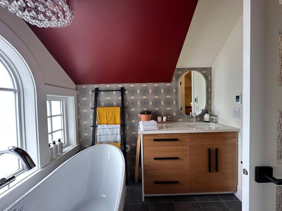 Heritage-Inspired Guesthouse - Luxe Bath & Elegant Ceilings 에드먼턴 외부 사진